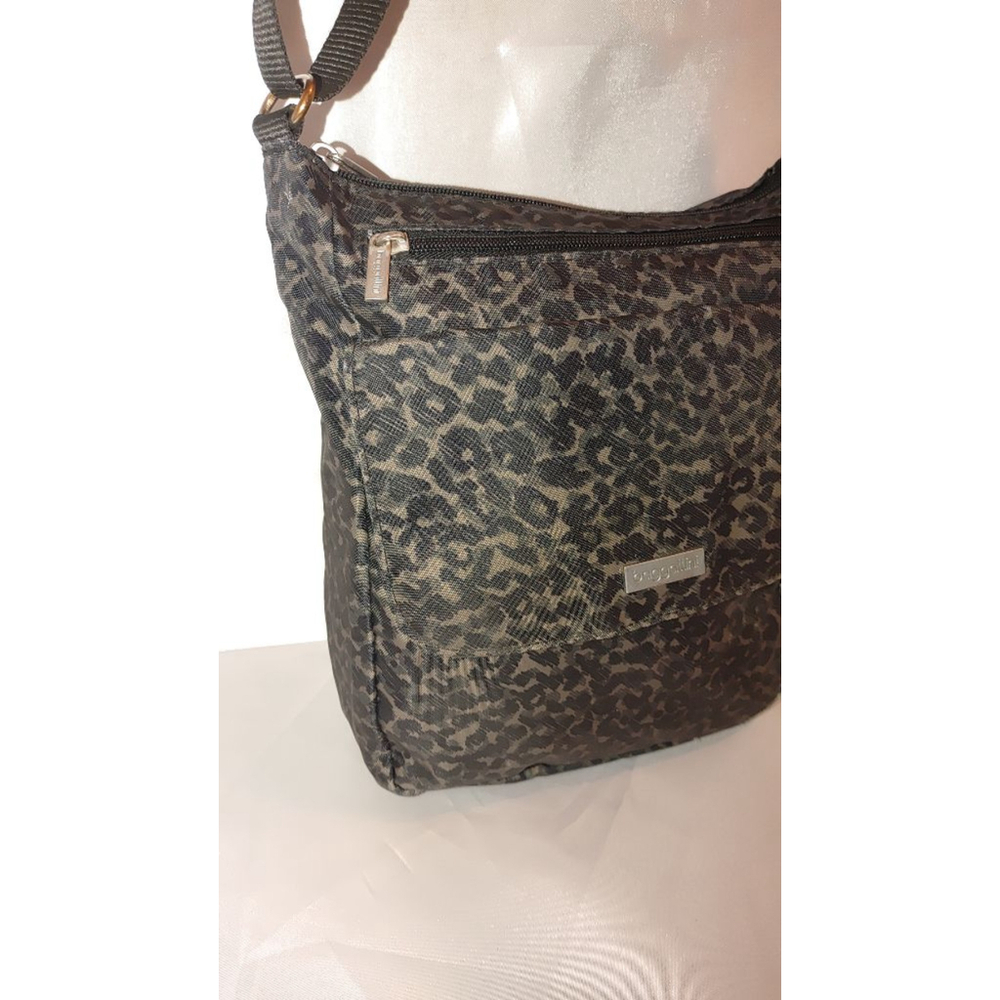Baggallini Pocket Town Bagg Crossbody in Leopard Print - Picture 3 of 8